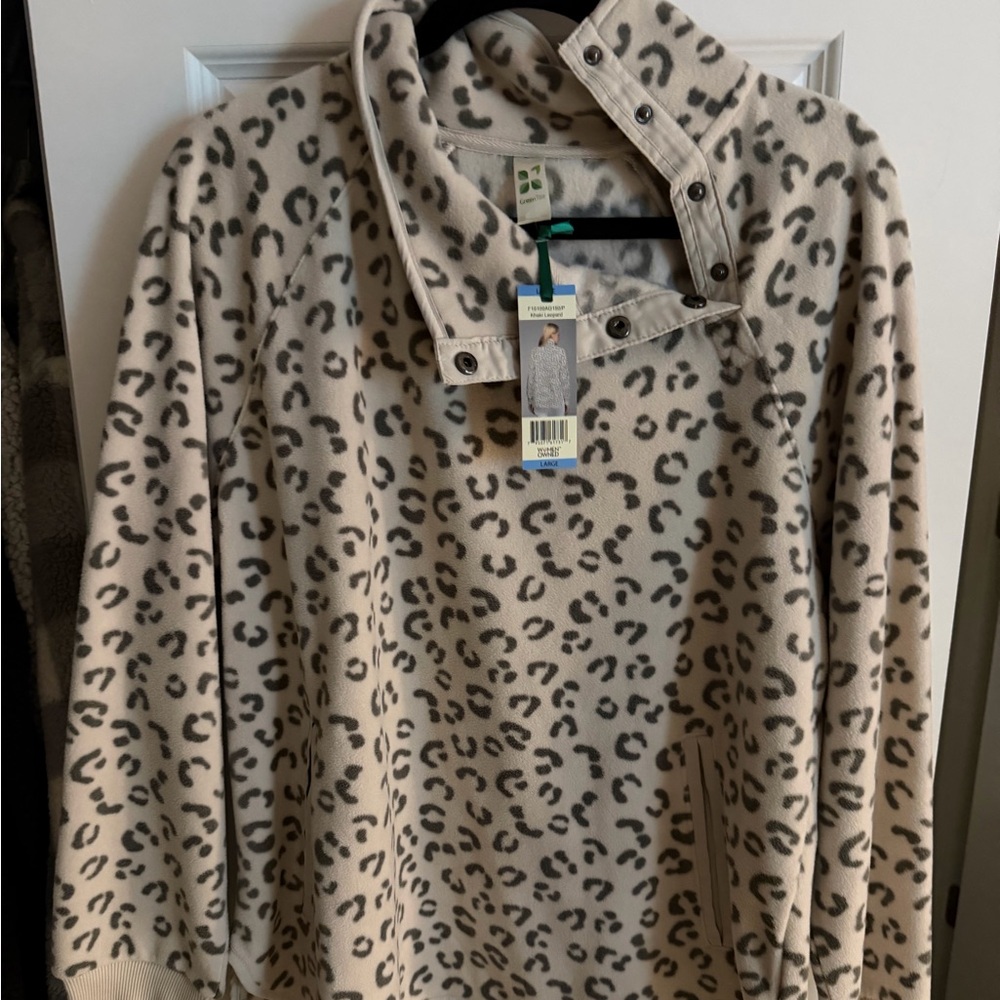 GreenTea Cream and Gray Patterned Zip Up Sweater